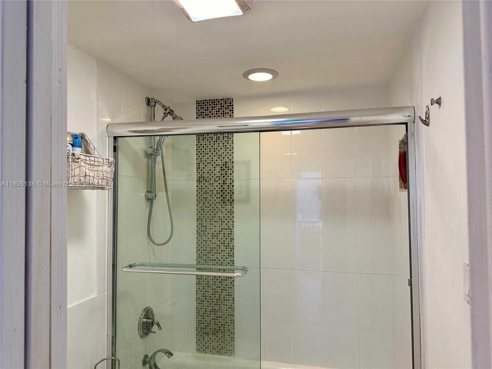 Small Image of 100 BAYVIEW DR #1405, Sunny Isles Beach Number 29