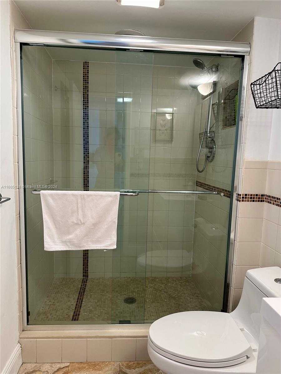 Small Image of 100 BAYVIEW DR #1405, Sunny Isles Beach Number 33