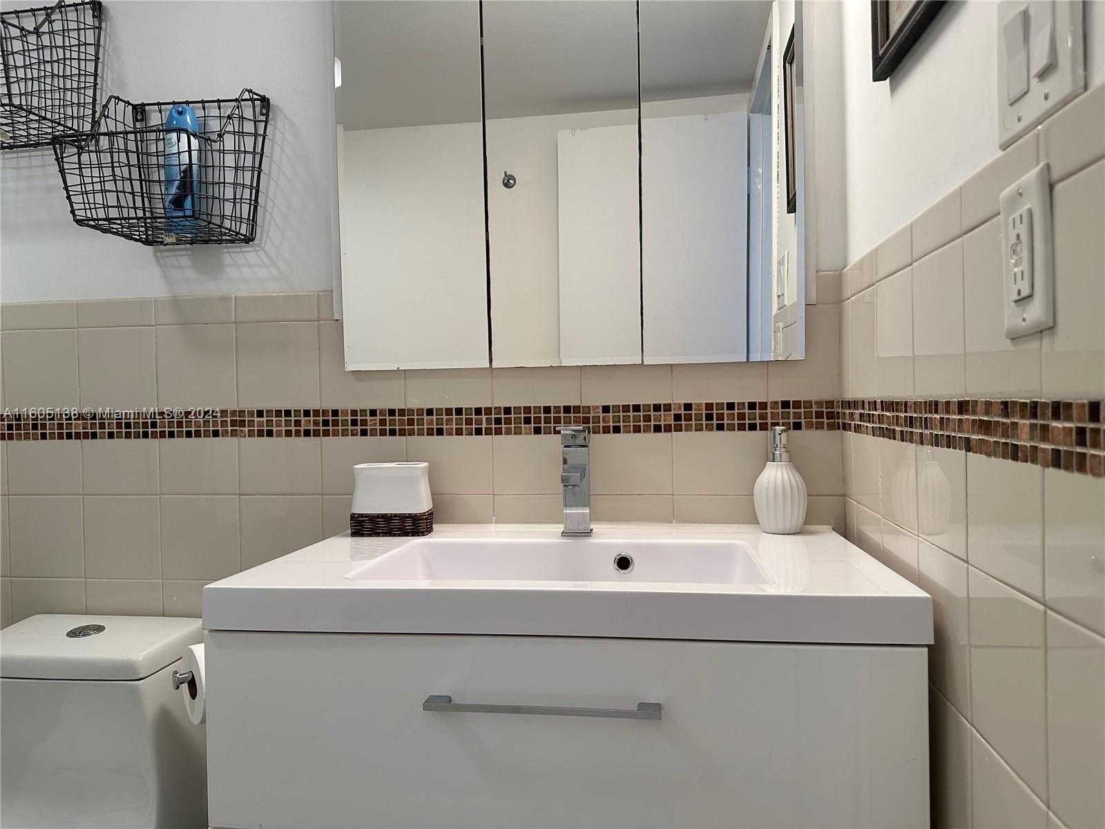 Small Image of 100 BAYVIEW DR #1405, Sunny Isles Beach Number 35