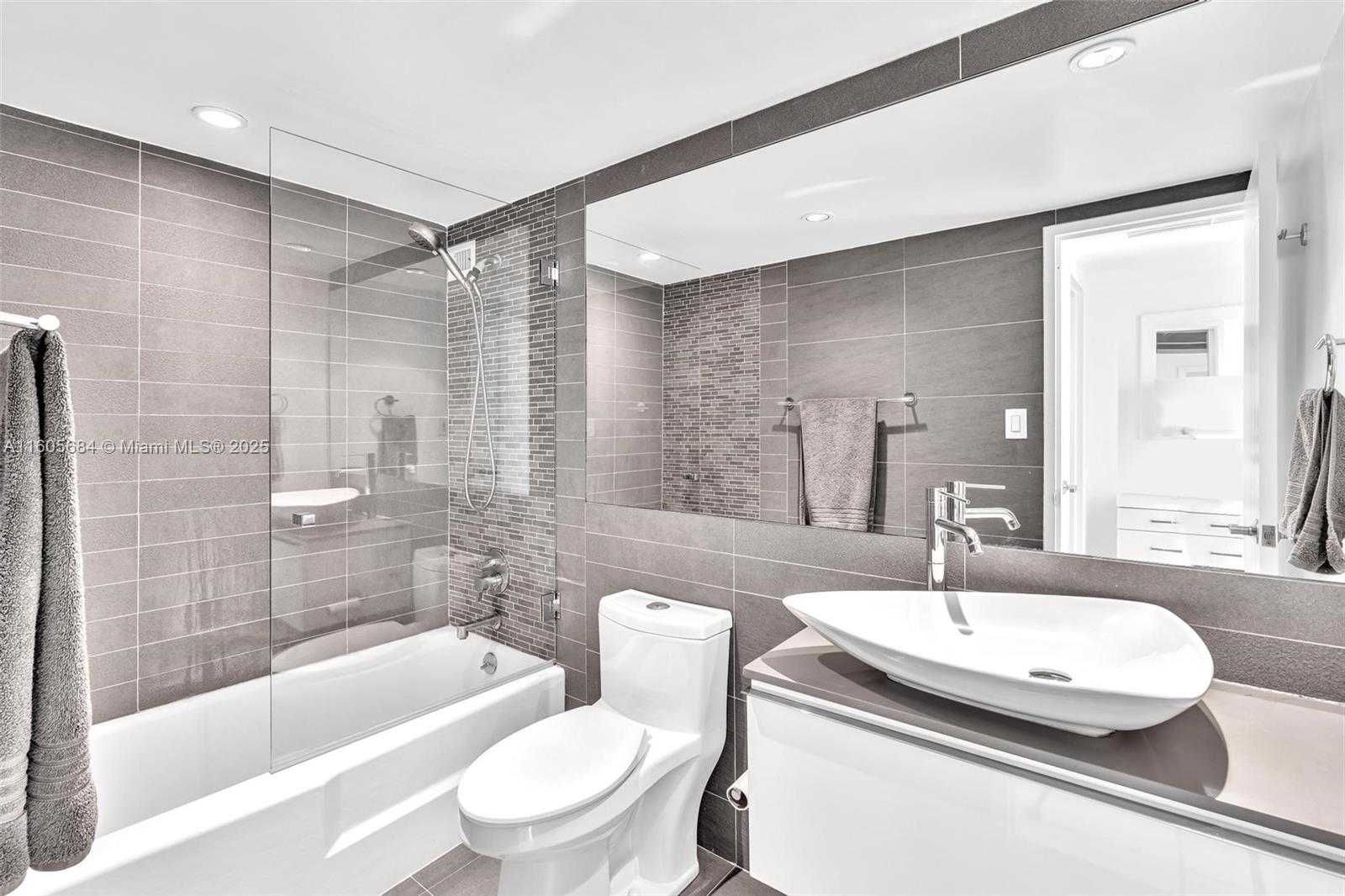 Small Image of 5161 COLLINS AVE #1017, Miami Beach Number 19