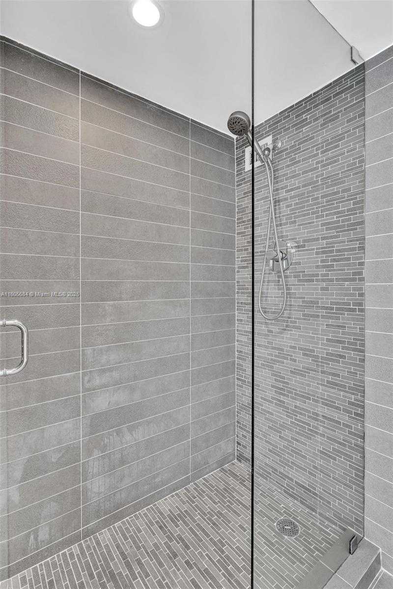 Small Image of 5161 COLLINS AVE #1017, Miami Beach Number 25
