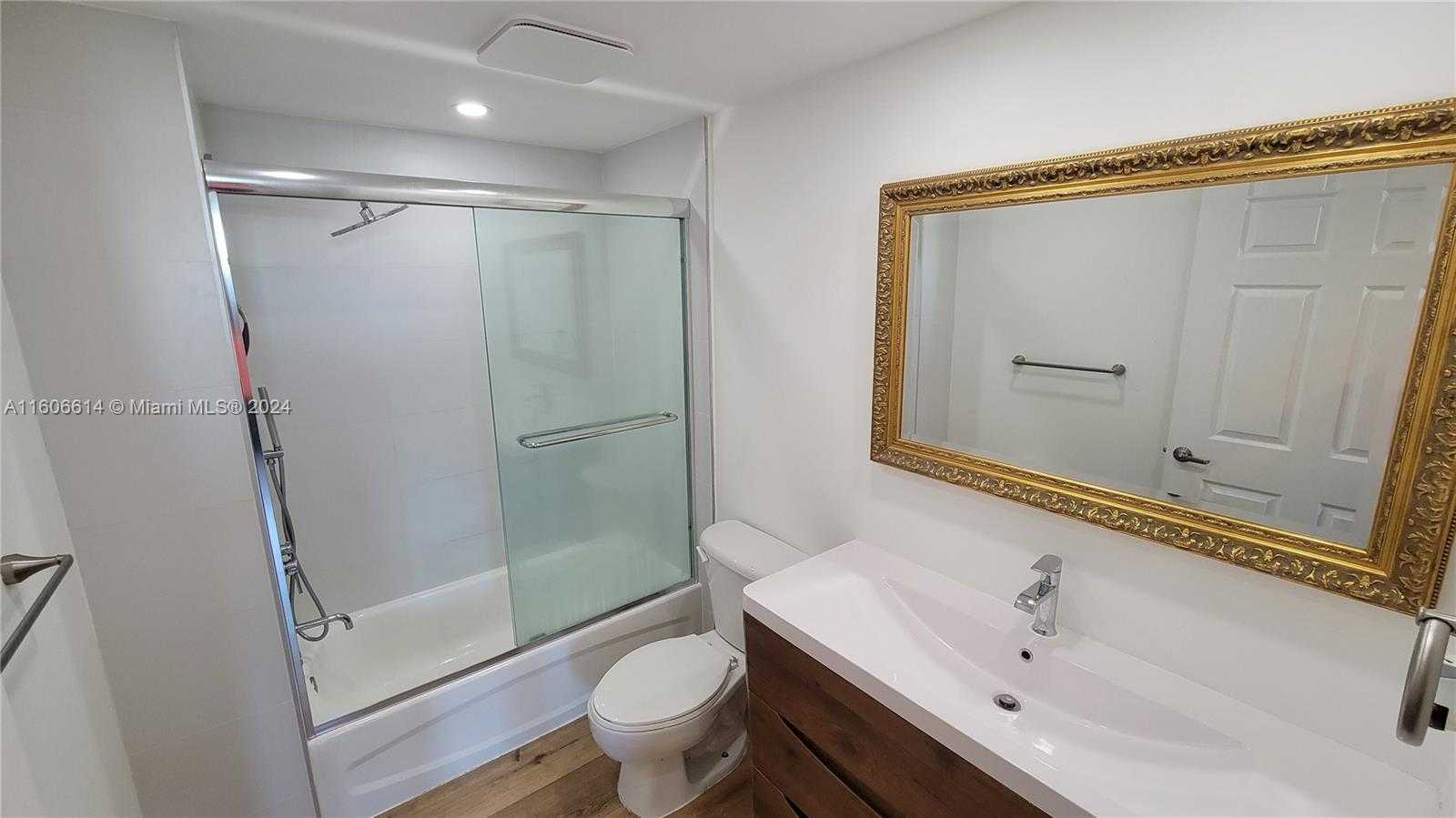 Small Image of 275 NE 18th St, Miami, FL 33132, USA Number 12