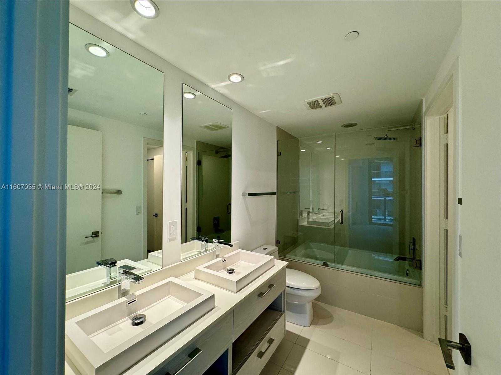 Small Image of 45 SW 9th St, Miami, FL 33130, USA Number 8