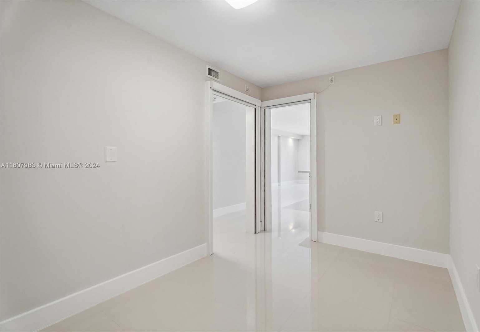 Small Image of 2301 COLLINS AVE #912, Miami Beach Number 7
