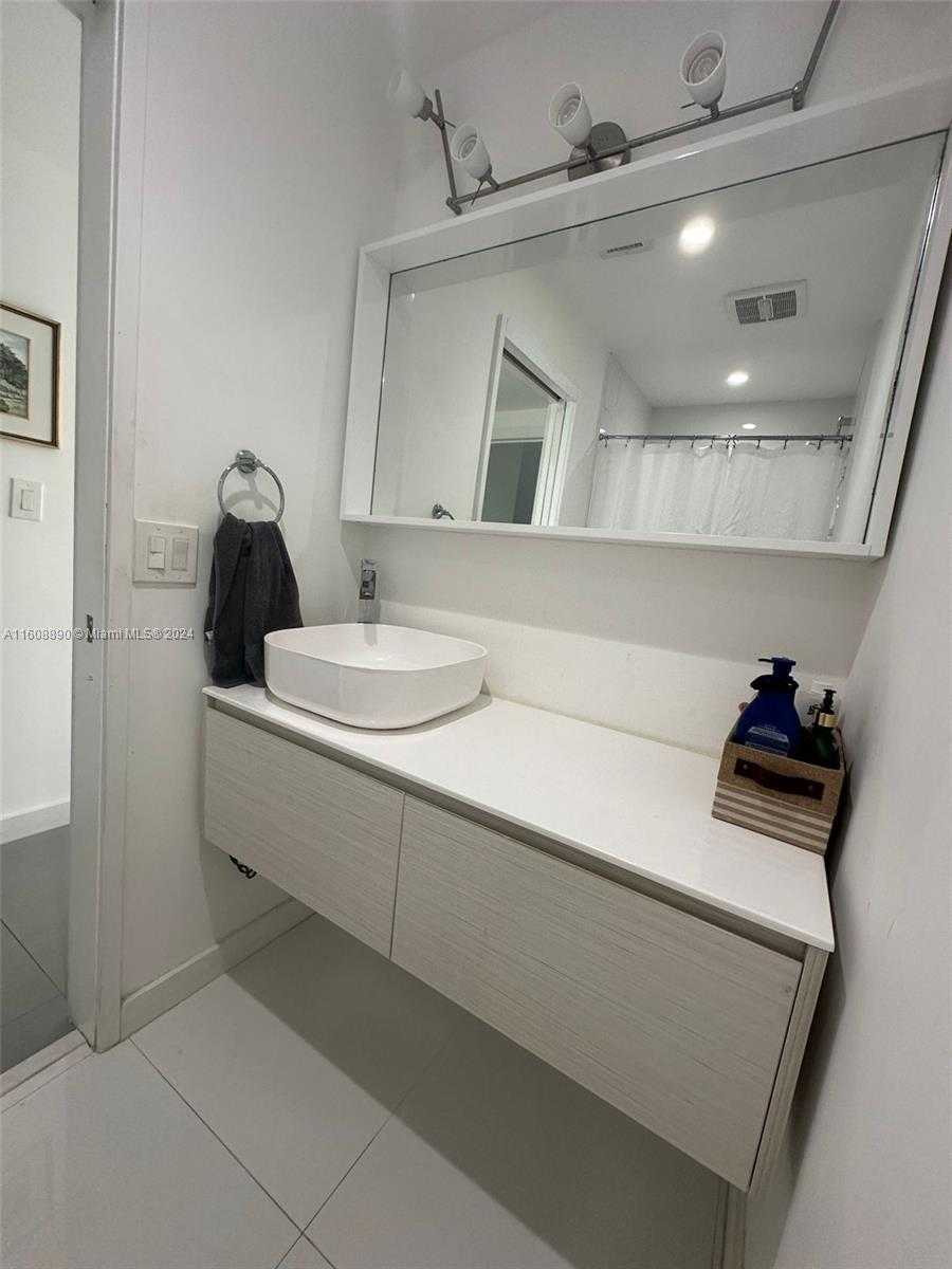 Small Image of 330 POINCIANA DR #1002, Sunny Isles Beach Number 15