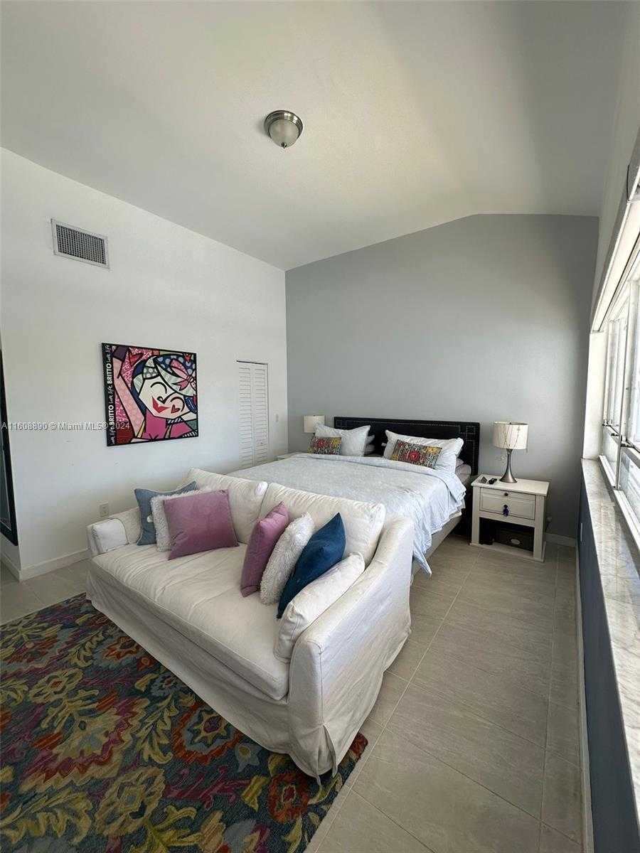 Small Image of 330 POINCIANA DR #1002, Sunny Isles Beach Number 16