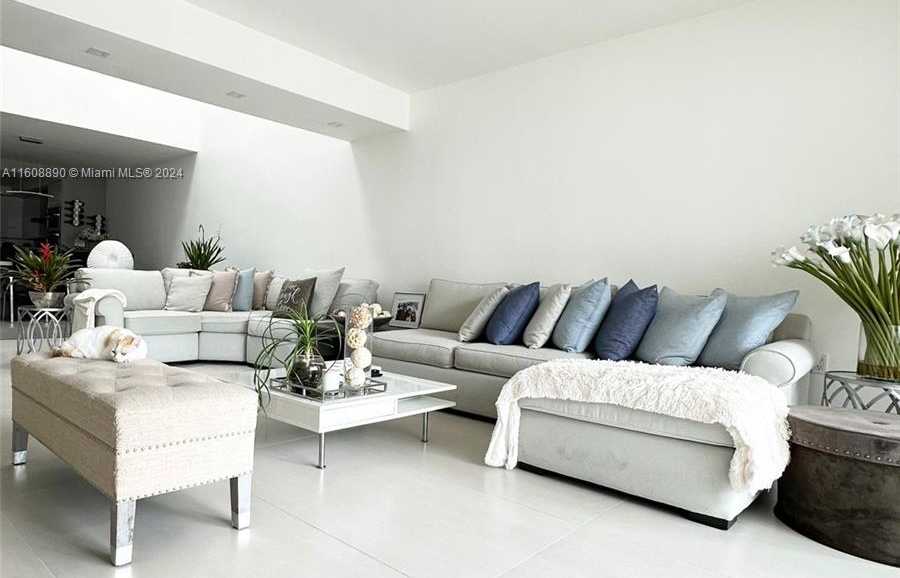 Small Image of 330 POINCIANA DR #1002, Sunny Isles Beach Number 2