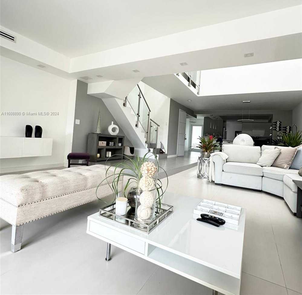Small Image of 330 POINCIANA DR #1002, Sunny Isles Beach Number 3
