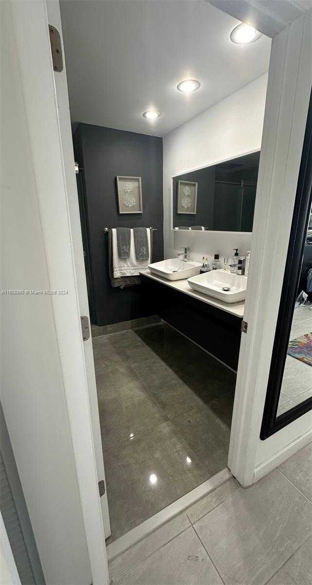 Small Image of 330 POINCIANA DR #1002, Sunny Isles Beach Number 5