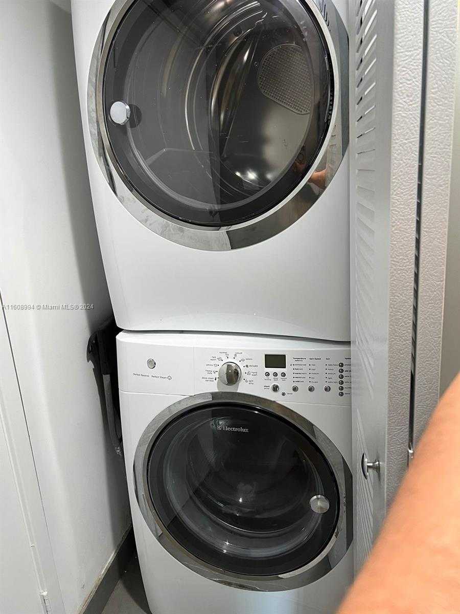 Small Image of 6620 INDIAN CREEK DR #402, Miami Beach Number 12