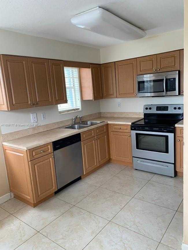 Small Image of 2200 Taylor St, Hollywood, FL 33020, USA Number 2