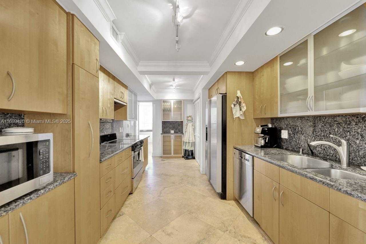 Small Image of 3 GROVE ISLE DR #C710, Miami Number 13