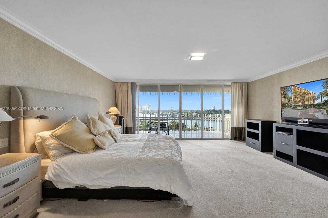 Small Image of 3 GROVE ISLE DR #C710, Miami Number 22