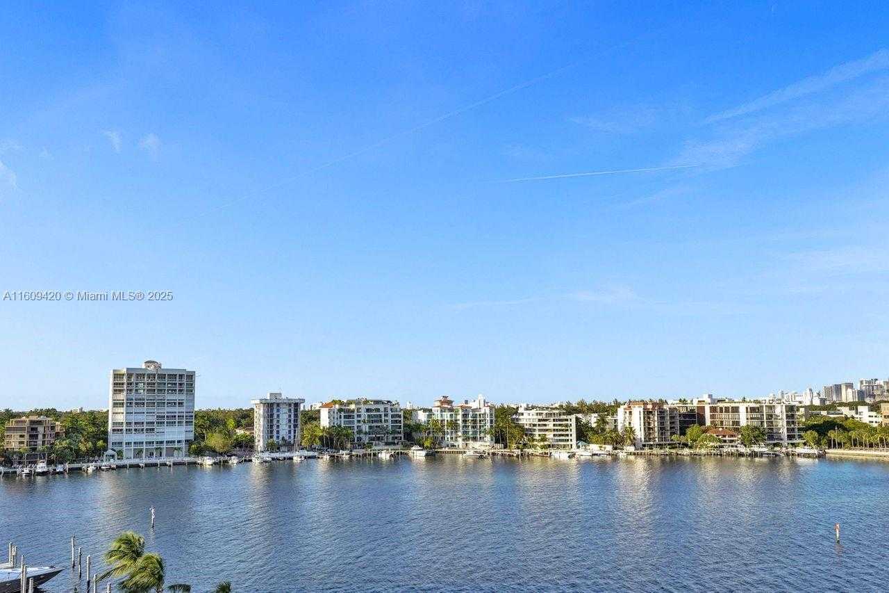 Small Image of 3 GROVE ISLE DR #C710, Miami Number 35