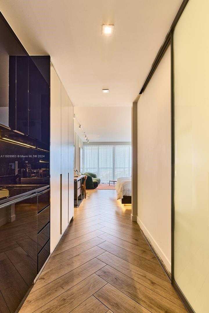 Small Image of 2201 COLLINS AVE #1718, Miami Beach Number 3