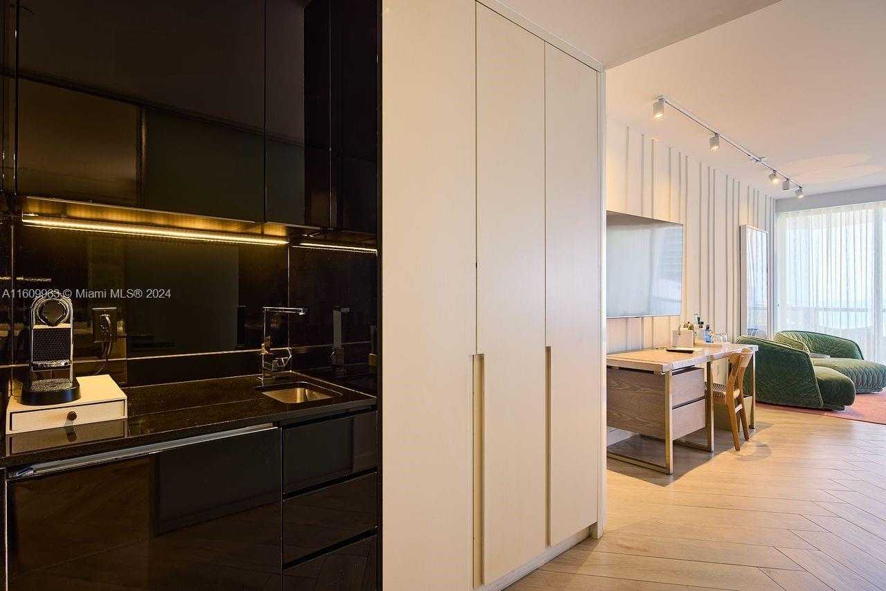Small Image of 2201 COLLINS AVE #1718, Miami Beach Number 4