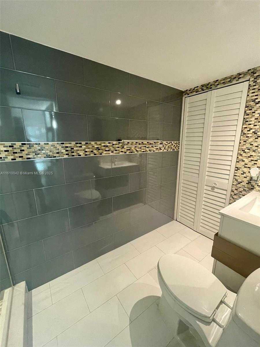 Small Image of Int'l Park Condominium, 11800 SW 18th St, Miami, FL 33175, USA Number 15