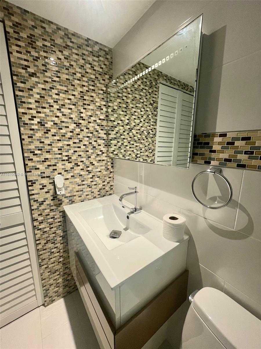 Small Image of Int'l Park Condominium, 11800 SW 18th St, Miami, FL 33175, USA Number 17