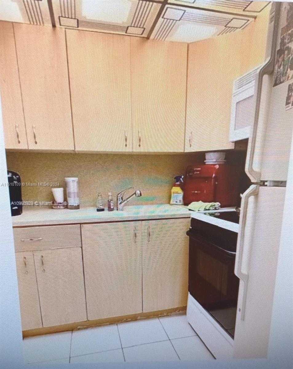 Small Image of 17620 ATLANTIC BLVD #207, Sunny Isles Beach Number 2