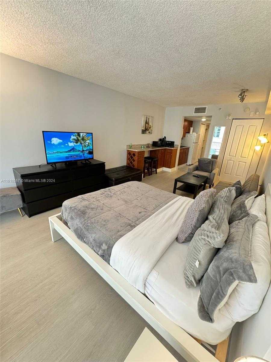 Small Image of 1200 BRICKELL BAY DR #1610, Miami Number 11
