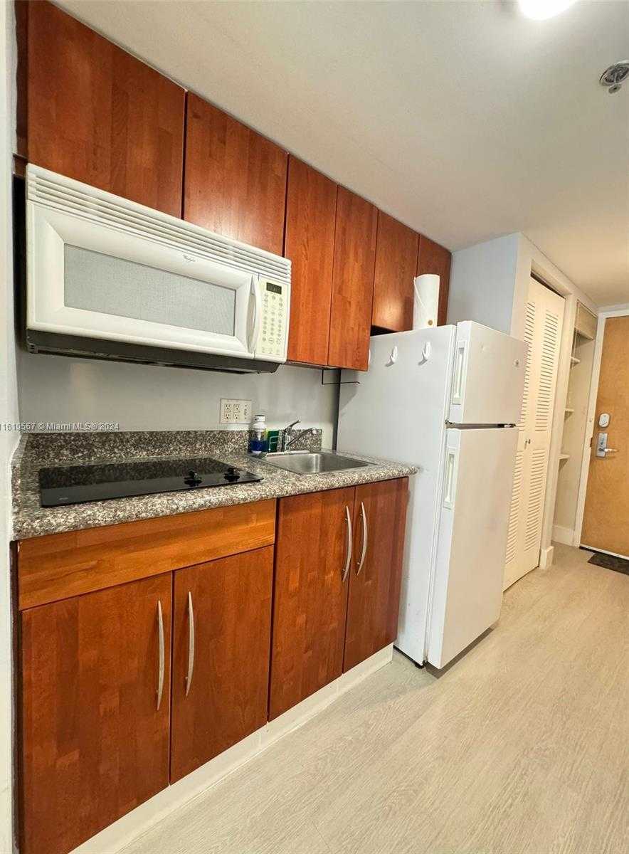 Small Image of 1200 BRICKELL BAY DR #1610, Miami Number 4