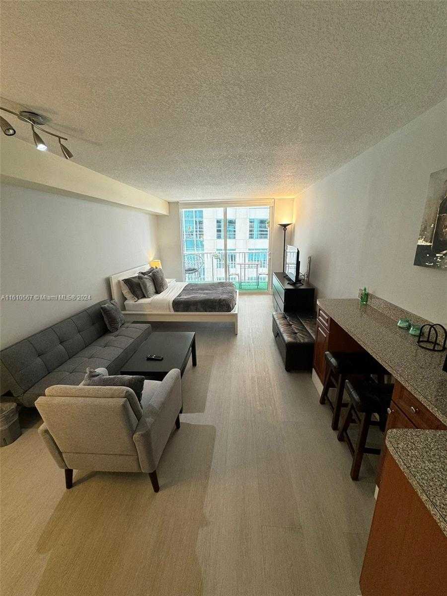 Small Image of 1200 BRICKELL BAY DR #1610, Miami Number 5