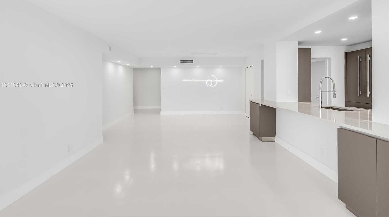 Small Image of 2655 COLLINS AVE #2302, Miami Beach Number 17