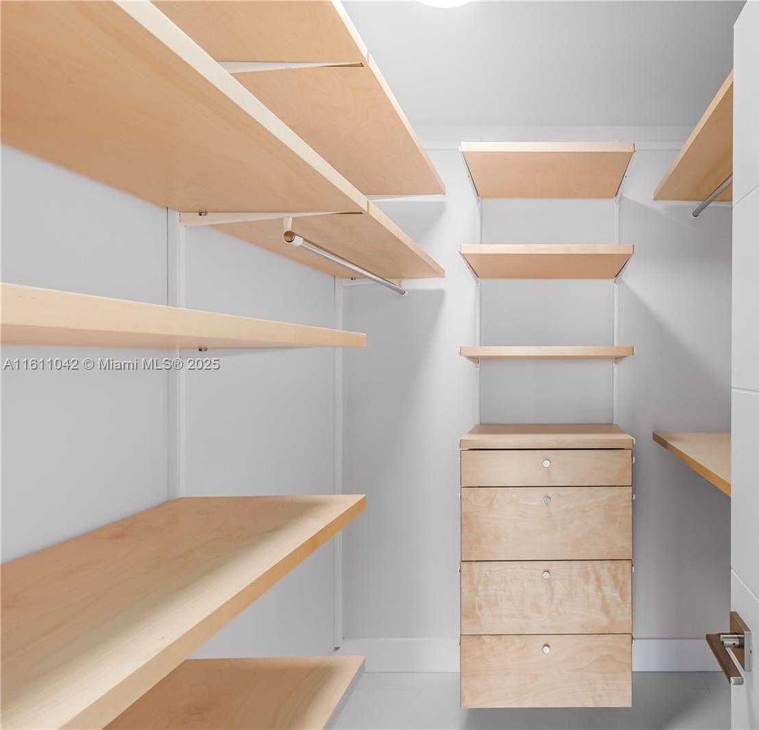 Small Image of 2655 COLLINS AVE #2302, Miami Beach Number 31