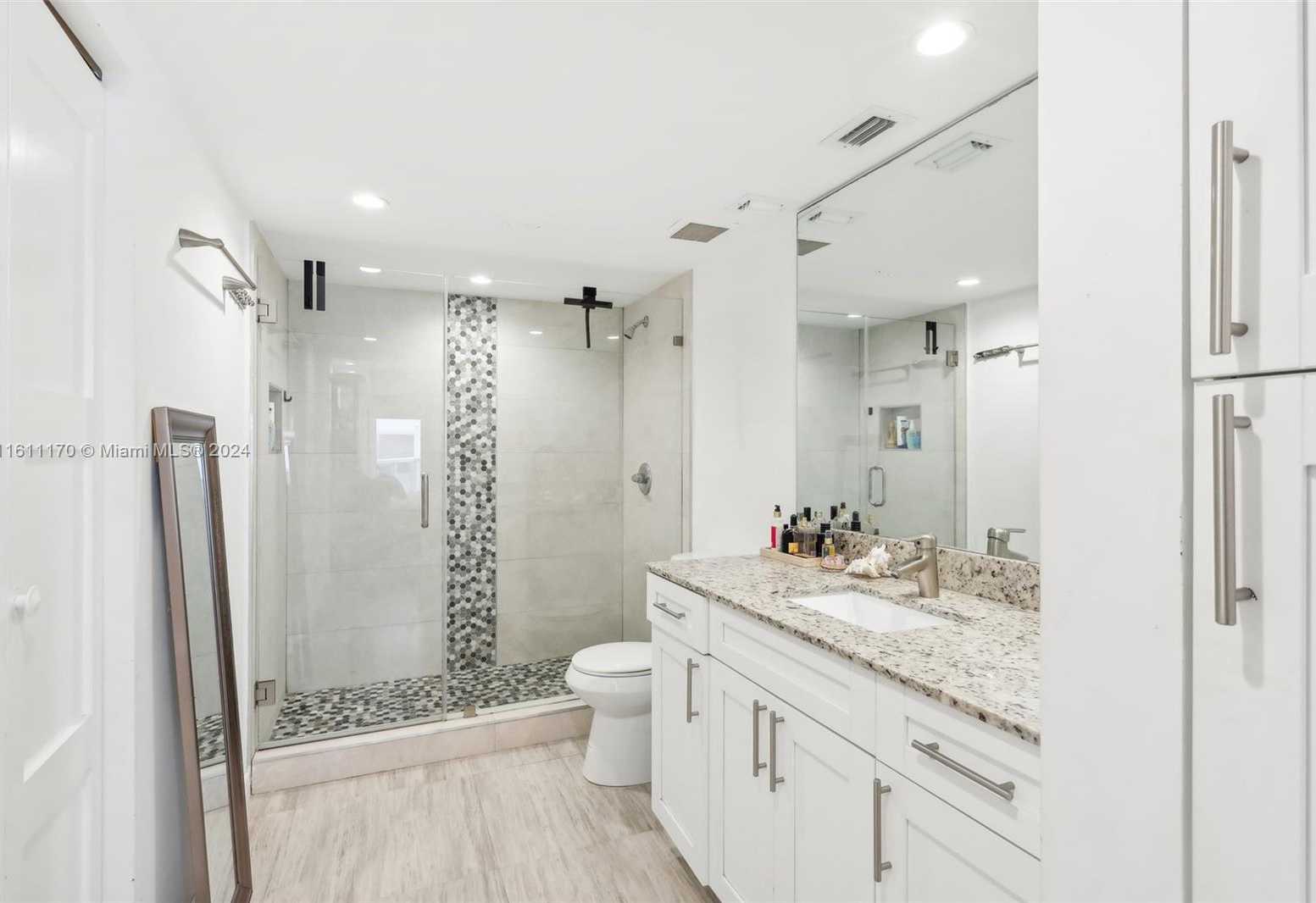 Small Image of 2401 COLLINS AVE #1011, Miami Beach Number 11