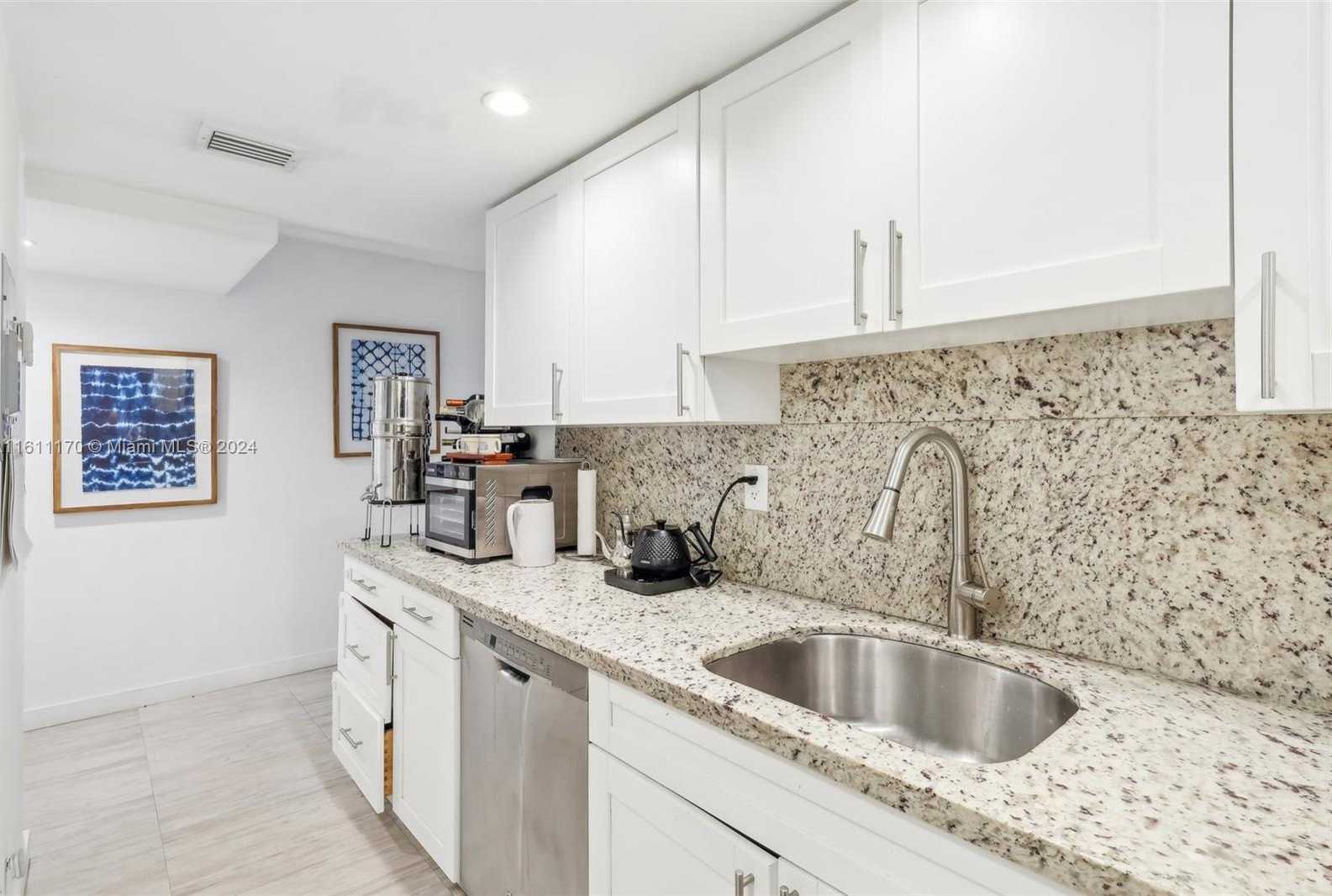 Small Image of 2401 COLLINS AVE #1011, Miami Beach Number 5