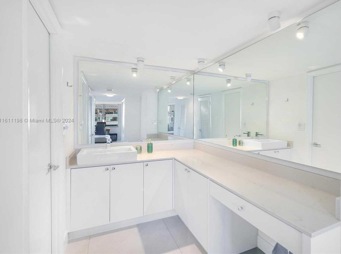 Small Image of 6039 COLLINS AVE #734, Miami Beach Number 13