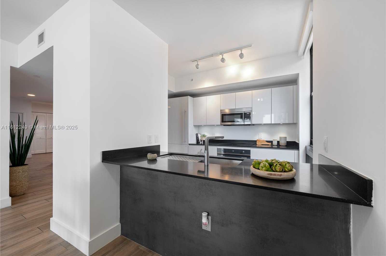 Small Image of 1010 BRICKELL AVE #2201, Miami Number 12