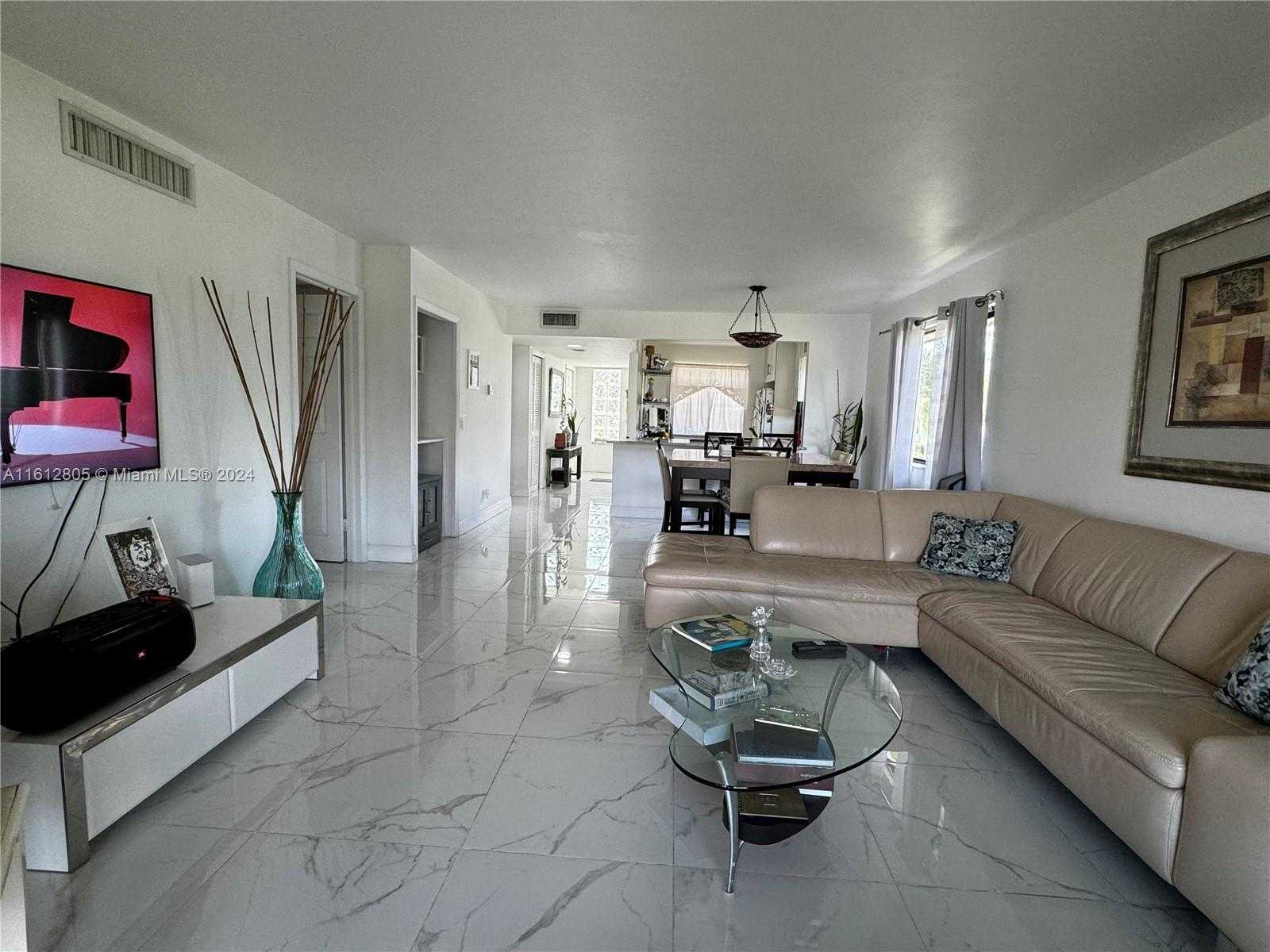 Small Image of 150 LAKEVIEW DR #201, Weston Number 12