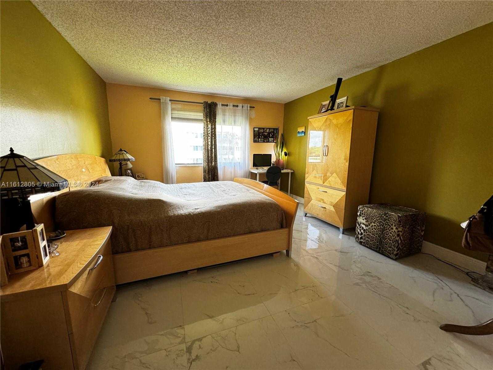 Small Image of 150 LAKEVIEW DR #201, Weston Number 14