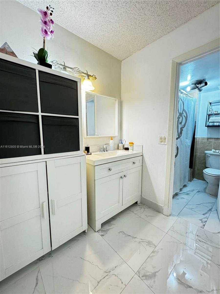Small Image of 150 LAKEVIEW DR #201, Weston Number 19