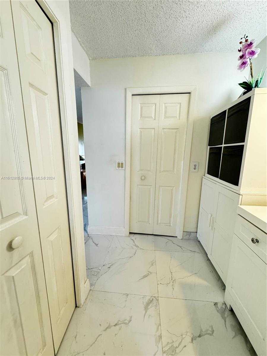 Small Image of 150 LAKEVIEW DR #201, Weston Number 20