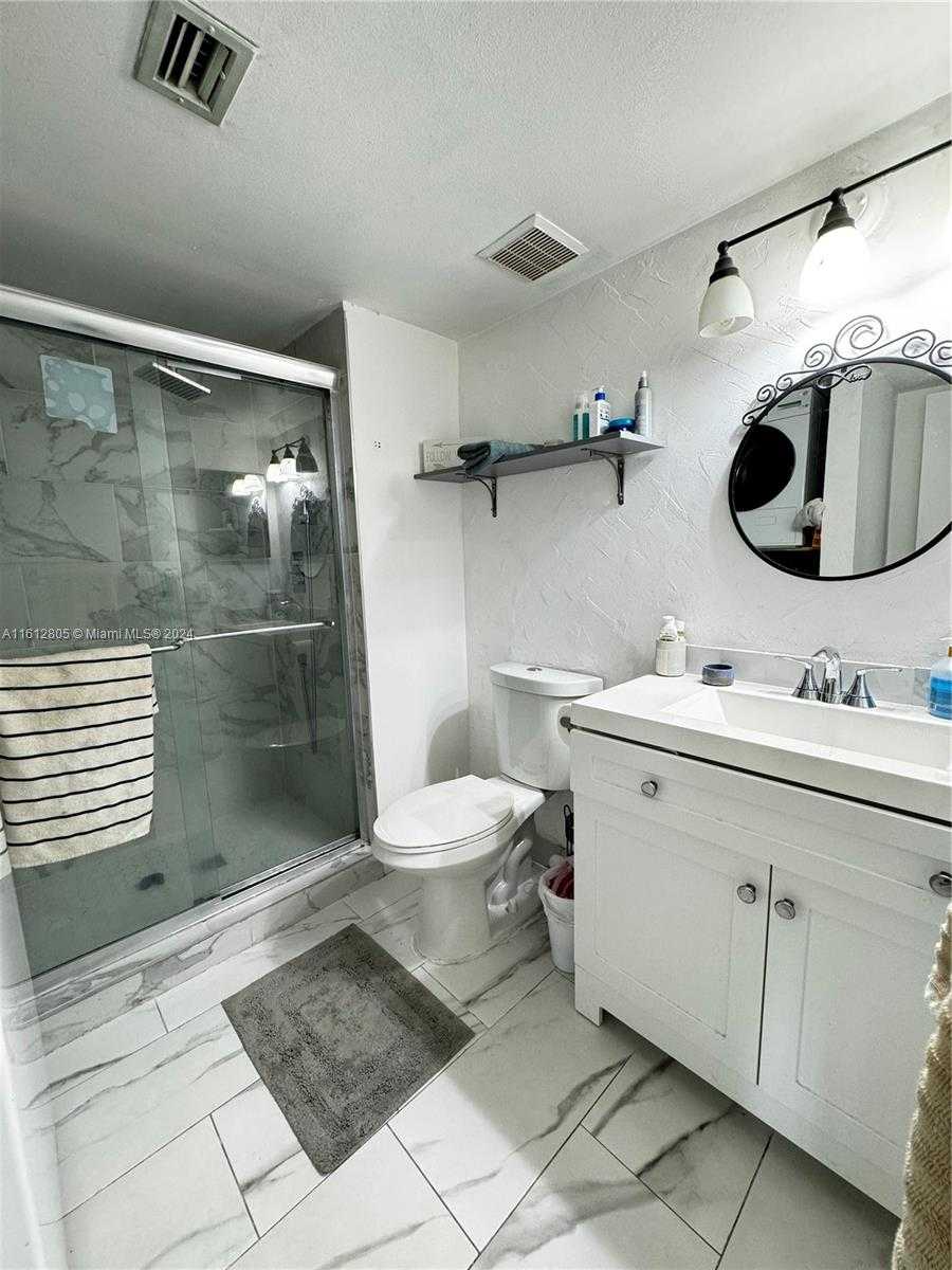 Small Image of 150 LAKEVIEW DR #201, Weston Number 22