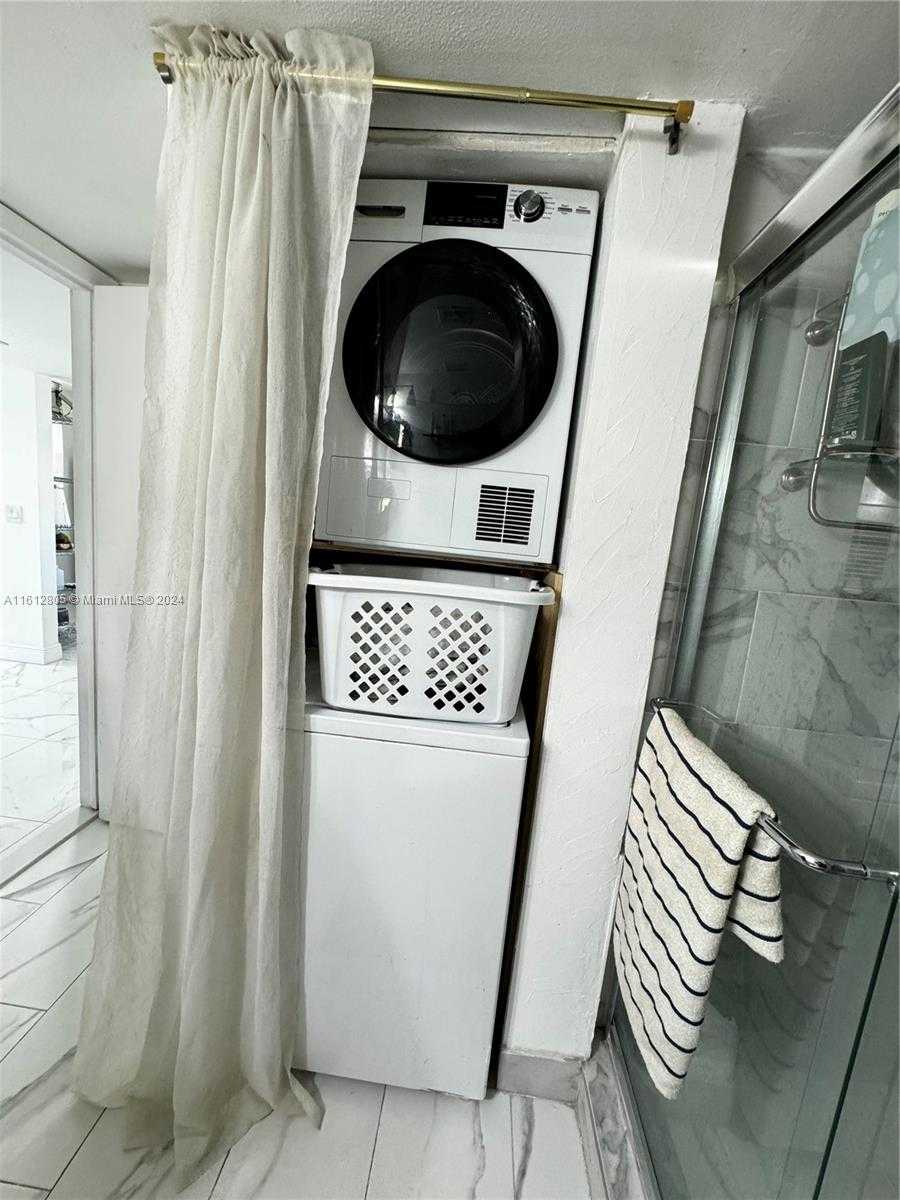 Small Image of 150 LAKEVIEW DR #201, Weston Number 23