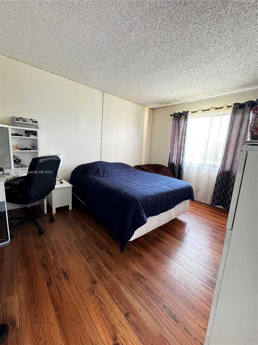 Small Image of 150 LAKEVIEW DR #201, Weston Number 24
