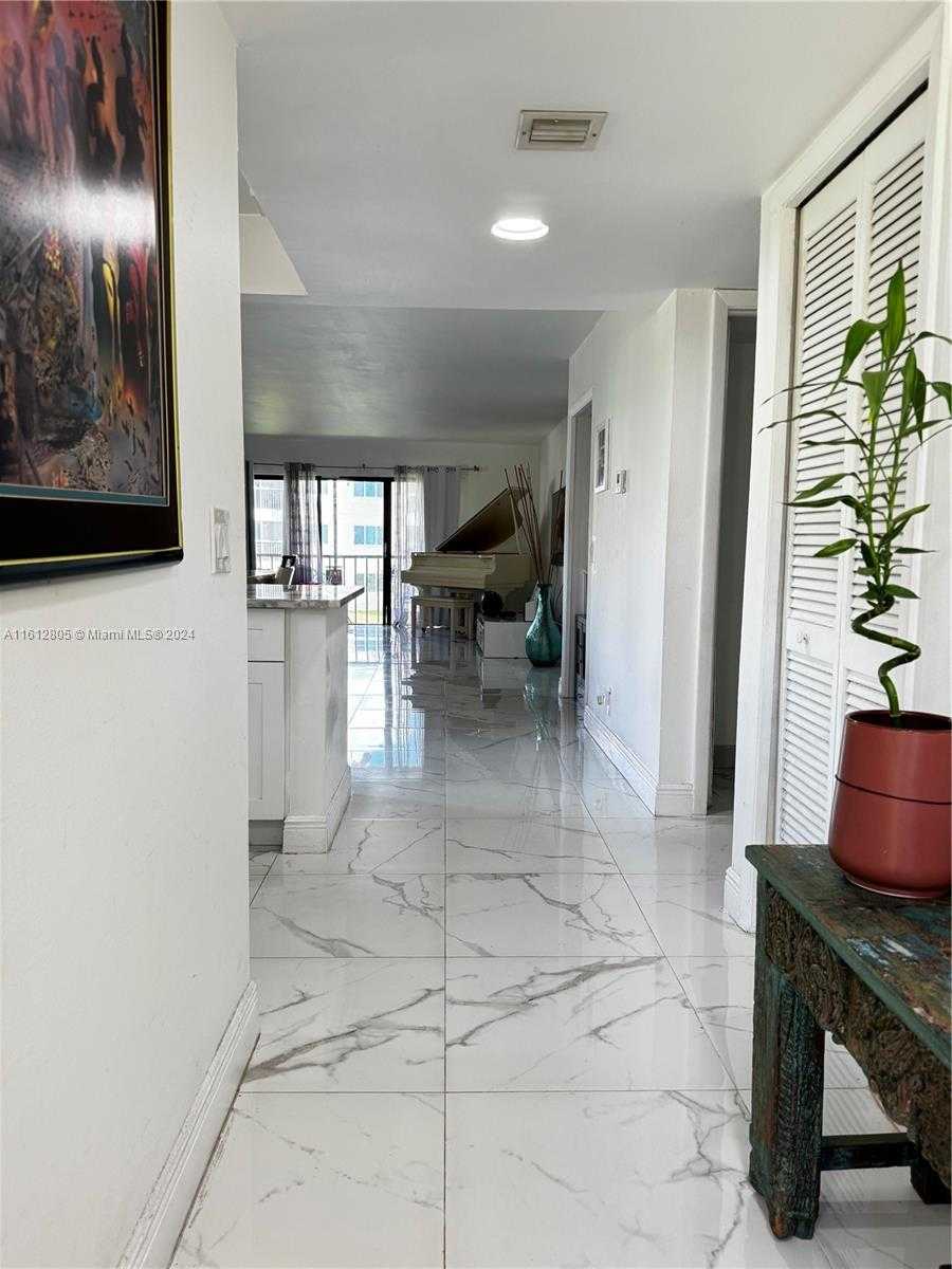 Small Image of 150 LAKEVIEW DR #201, Weston Number 4