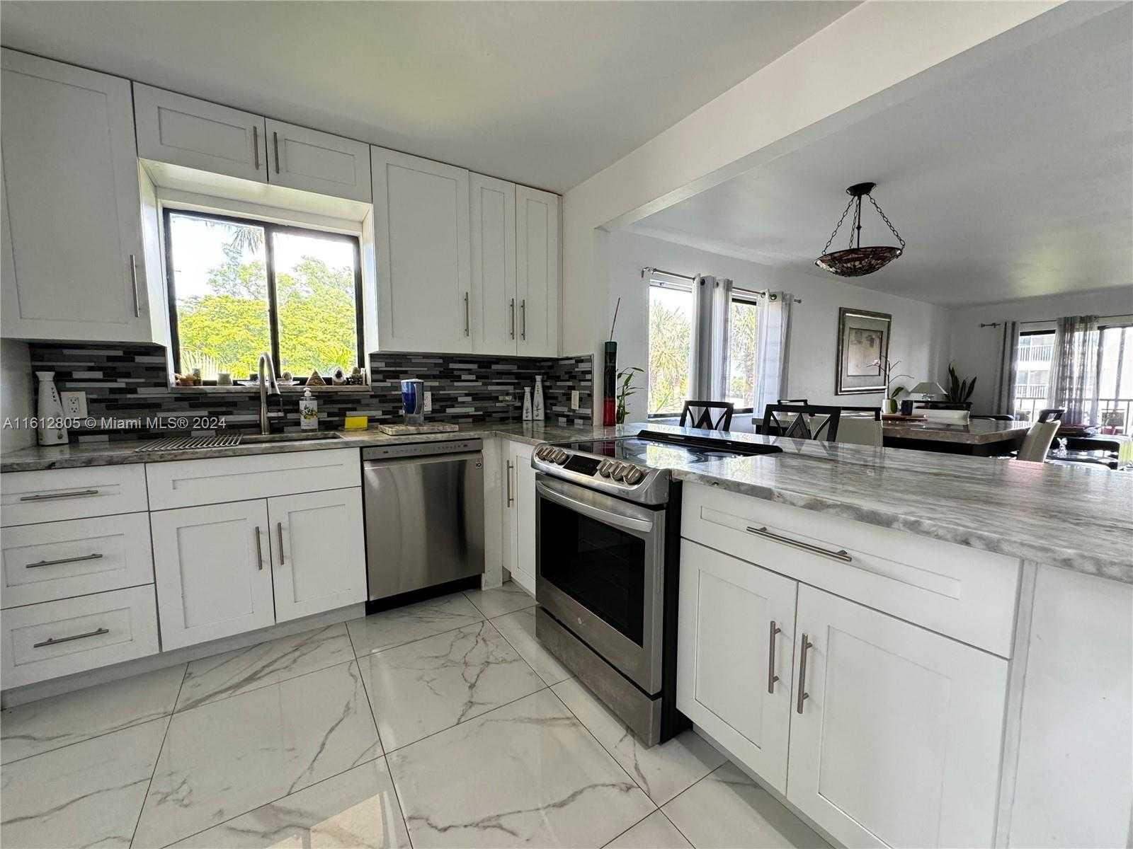 Small Image of 150 LAKEVIEW DR #201, Weston Number 5
