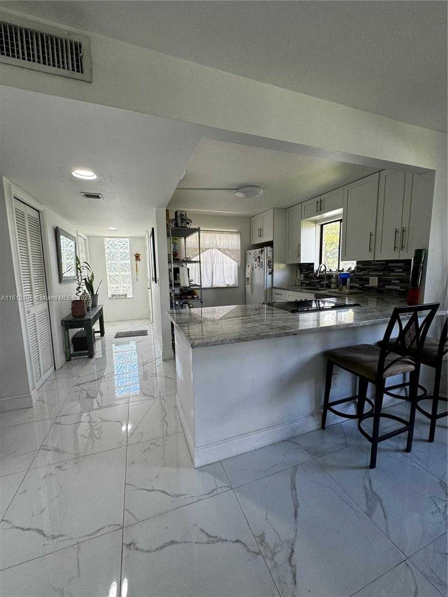 Small Image of 150 LAKEVIEW DR #201, Weston Number 8