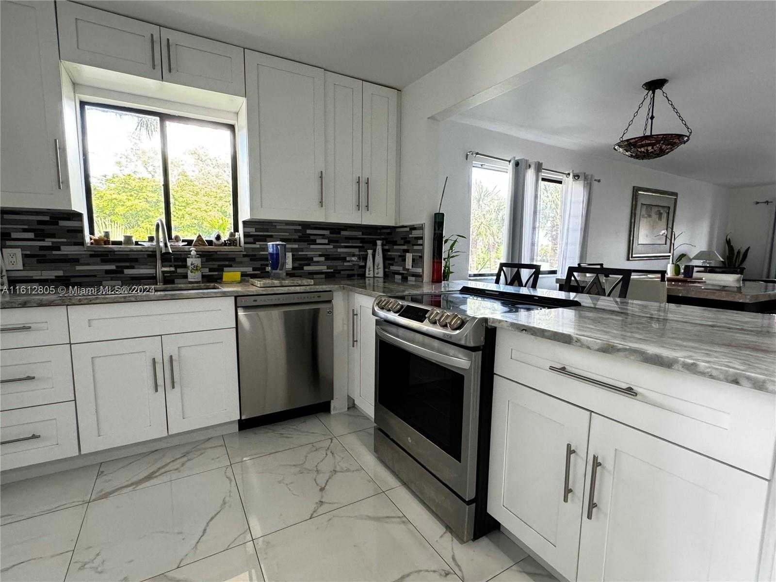 Small Image of 150 LAKEVIEW DR #201, Weston Number 9