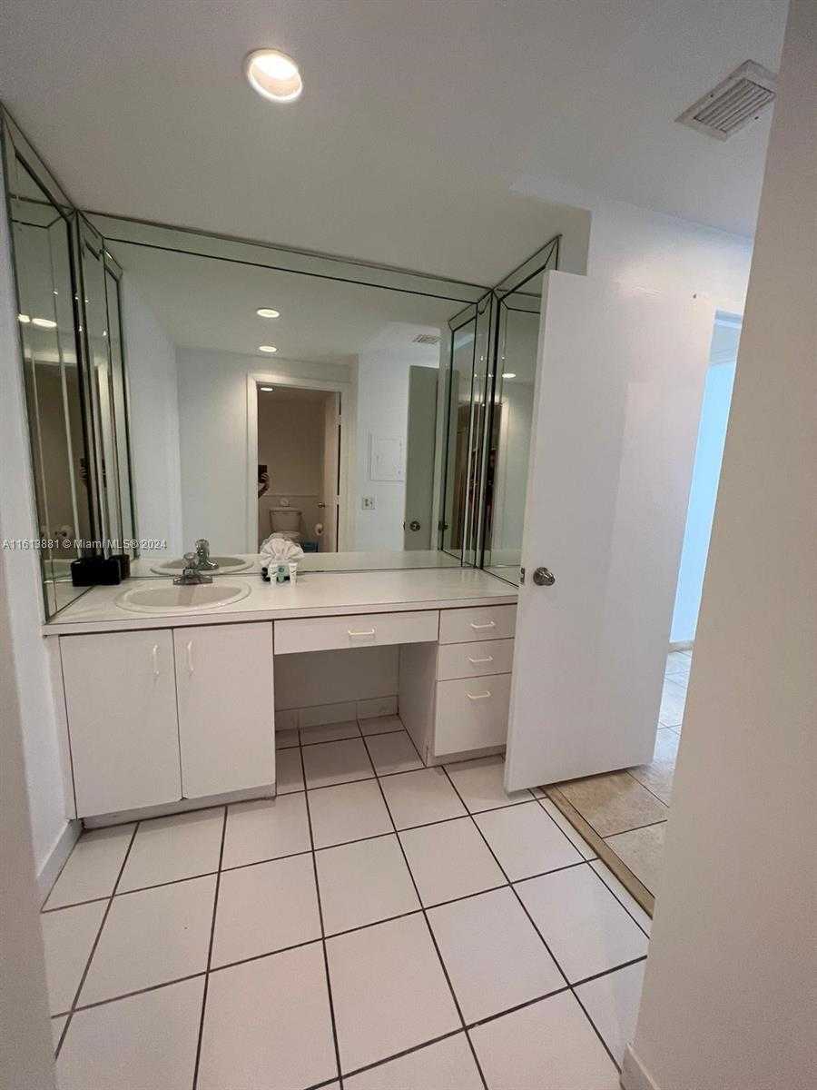 Small Image of 3505 #402, Hollywood Number 3