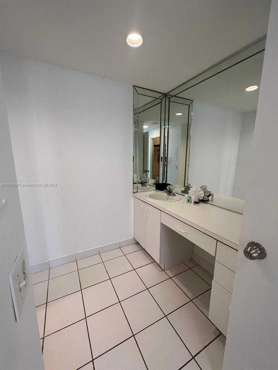Small Image of 3505 #402, Hollywood Number 5