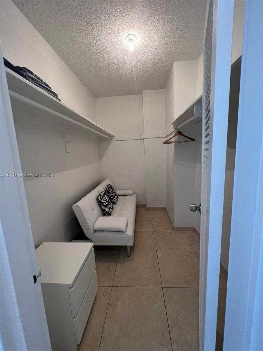 Small Image of 3505 #402, Hollywood Number 6