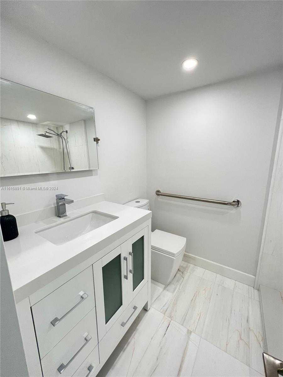 Small Image of 5700 COLLINS AVE #16B, Miami Beach Number 16