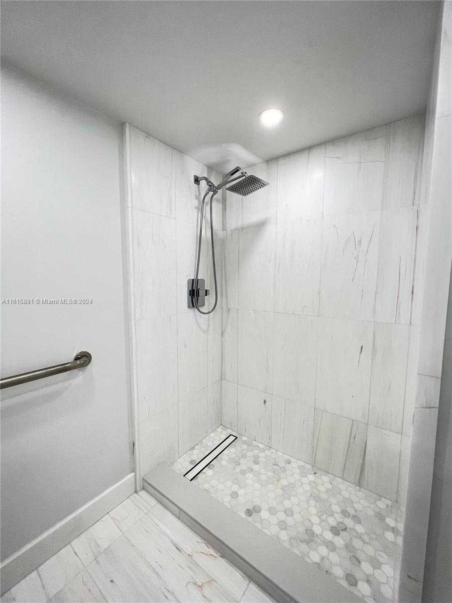 Small Image of 5700 COLLINS AVE #16B, Miami Beach Number 17
