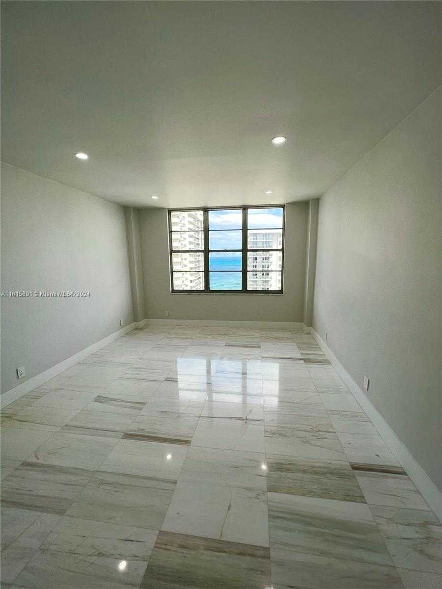 Small Image of 5700 COLLINS AVE #16B, Miami Beach Number 21