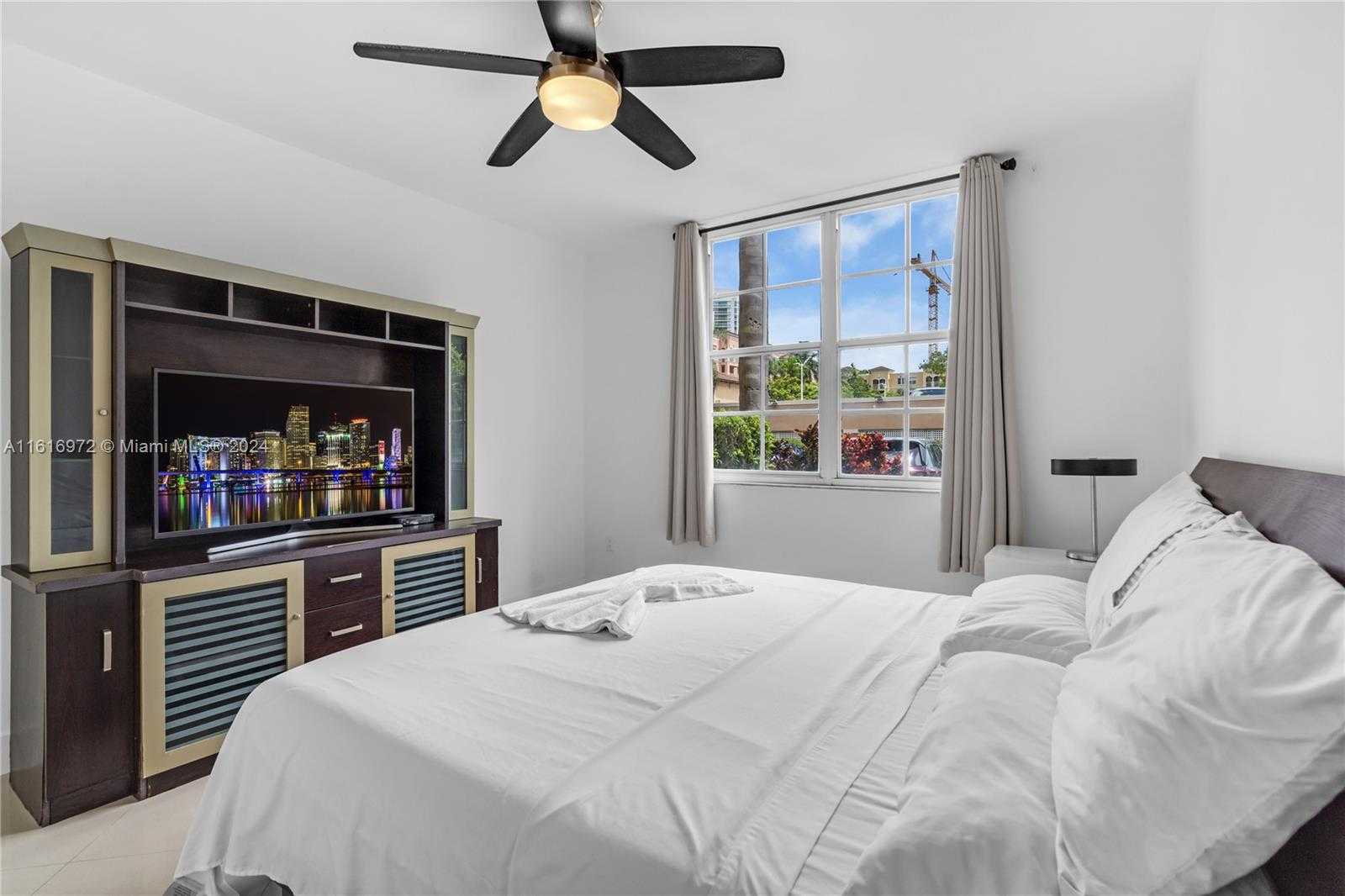 Small Image of 19701 E Country Club Dr, Aventura, FL 33180, USA Number 10